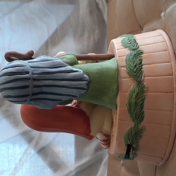 1981 Enesco Musical Child Nativity. - Picture 5 of 10